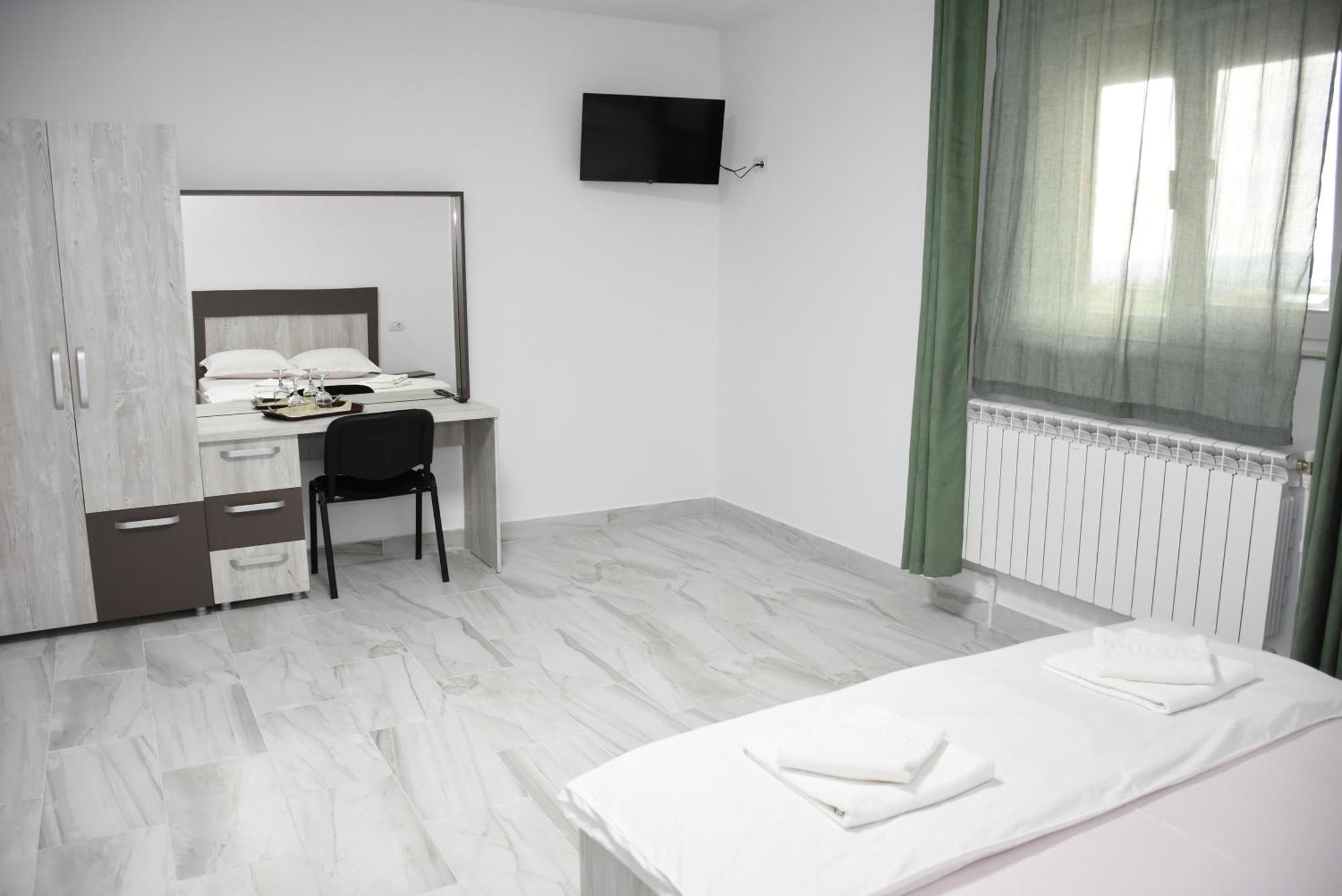 Royal Castle Hotel Pascani Exterior foto
